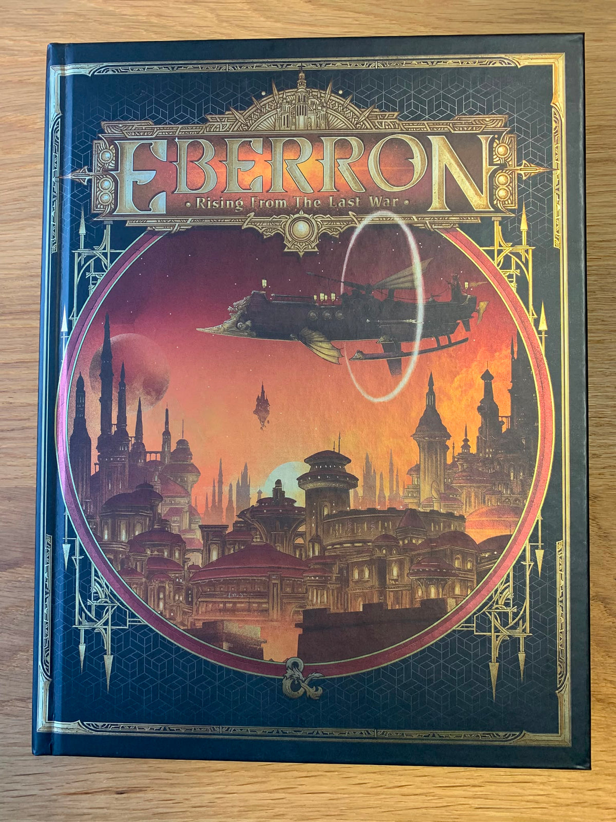 Dungeons & Dragons 5E: Strixhaven: Eberron: Rising From the Last War ALT COVER (KÄYTETTY)